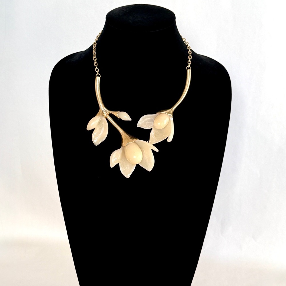 MAGNOLIA DREAMS | NEW Blooming Flower Statement Collar Necklace in Cream